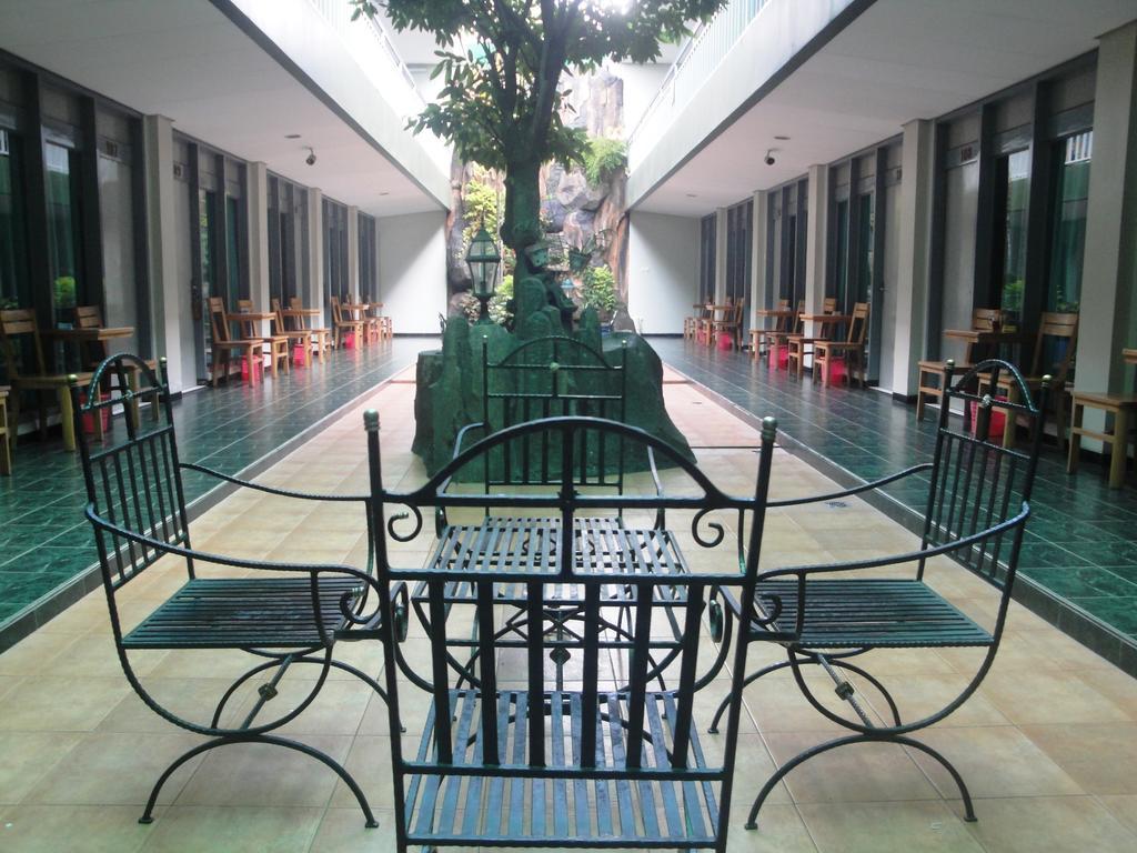 Hotel Trio Surakarta  Экстерьер фото
